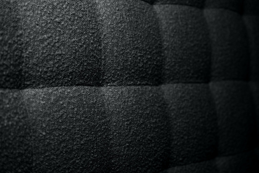 Lit 200x200 cm - Sommier à lattes H29 cm + tête de lit capitonnée - Tissu Bouclette Noir