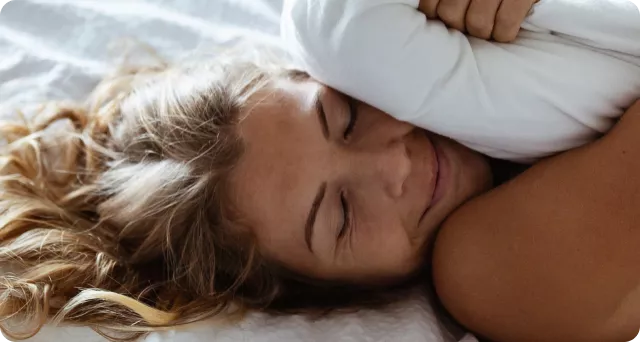 femme allongé sur un matelas sommeil de plomb - 100 nuits d'essai 